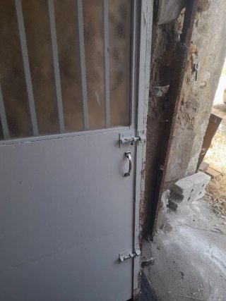 Puerta de hierro con rejas