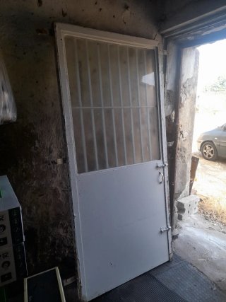 Puerta de hierro con rejas