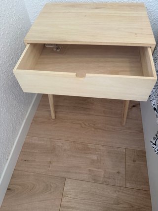 2 Mesita de noche de madera clara 20€ cada una