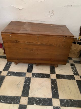 Mesa antigua de madera con ala