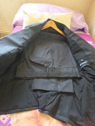 Traje gris de hombre, un solo uso