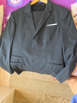 Traje gris de hombre, un solo uso