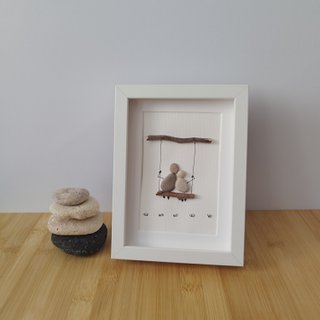Cuadro Pebble Art pareja columpio piedras y madera