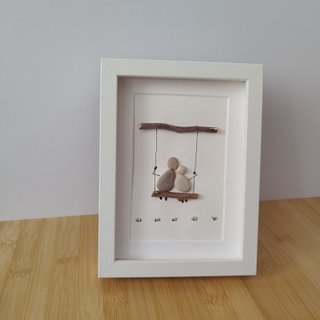 Cuadro Pebble Art pareja columpio piedras y madera