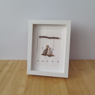 Cuadro Pebble Art pareja columpio piedras y madera