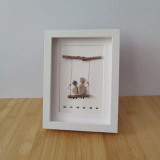 Cuadro Pebble Art pareja columpio piedras y madera