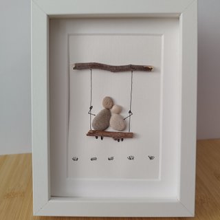 Cuadro Pebble Art pareja columpio piedras y madera