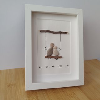 Cuadro Pebble Art pareja columpio piedras y madera