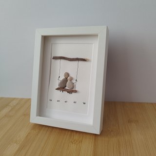 Cuadro Pebble Art pareja columpio piedras y madera