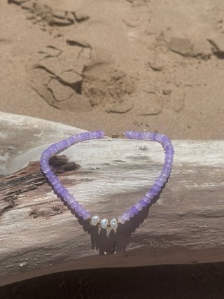 Collar de perlas y piedras moradas