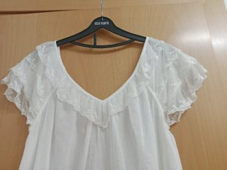 Blusa blanca con volantes