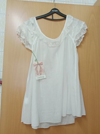 Blusa blanca con volantes