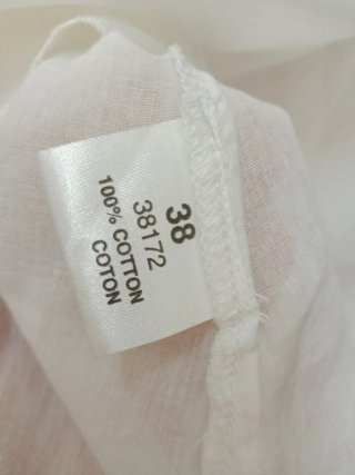 Blusa blanca con volantes