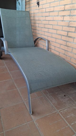 Tumbona reclinable con ruedas.
