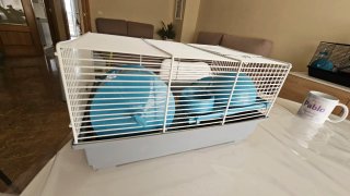 Jaula para hámster azul y blanca