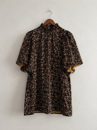 Vestido Zara floral cuello alto manga corta