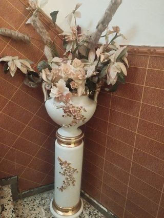 Jarrón de porcelana con pedestal