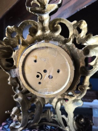 Reloj de sobremesa de bronce con figuras