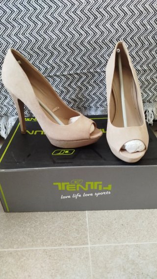 Zapatos de tacón beige peep toe