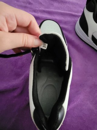 Zapatillas deportivas blancas y negras