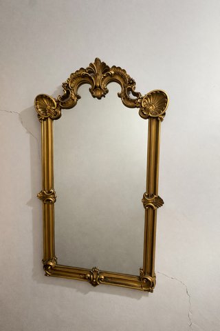 Specchio dorato con cornice barocca