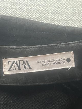 Falda negra asimétrica