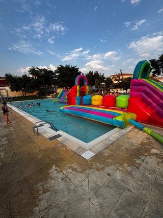 Castillo hinchable acuático con piscina
