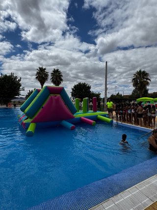 Castillo hinchable acuático con piscina