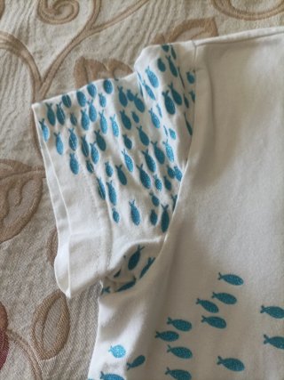 Camiseta blanca con estampado de peces