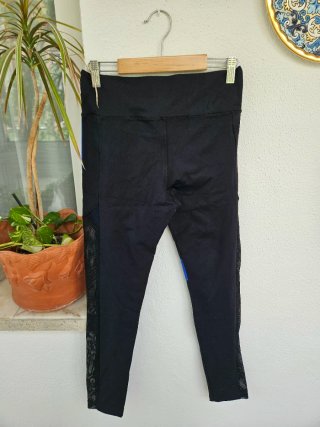 Mallas deportivas negras con detalles azules