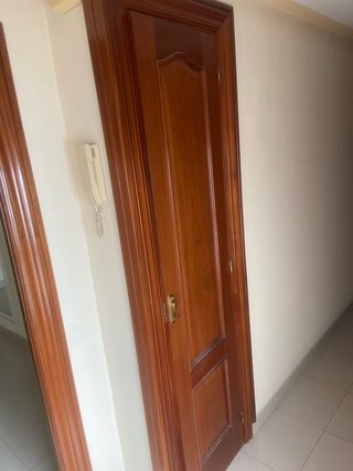 9 puertas( 7 de madera + 2 de cristal)