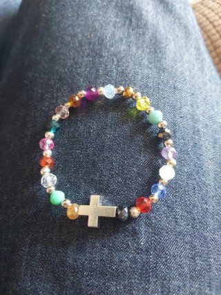 Pulsera cristales multicolor y cruz plateada