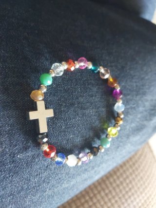 Pulsera cristales multicolor y cruz plateada