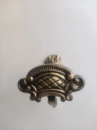 Percha de bronce antigua