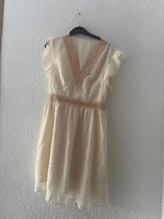 Vestido beige con detalles de encaje