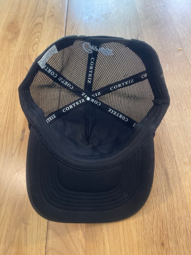 Gorra Corteiz Negra con detalles blancos