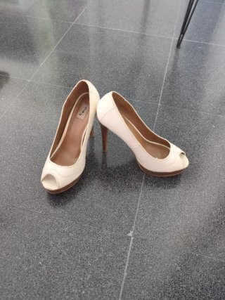 Zapatos de tacón blancos peep toe