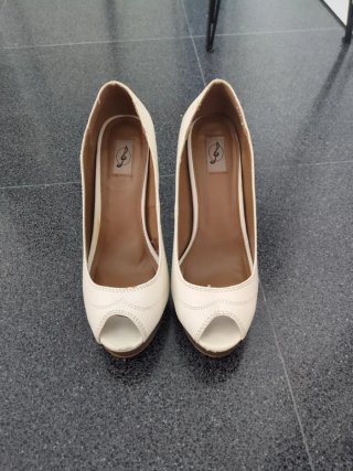 Zapatos de tacón blancos peep toe