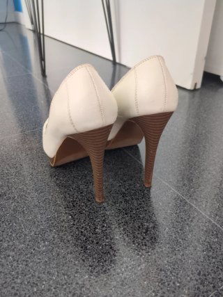 Zapatos de tacón blancos peep toe