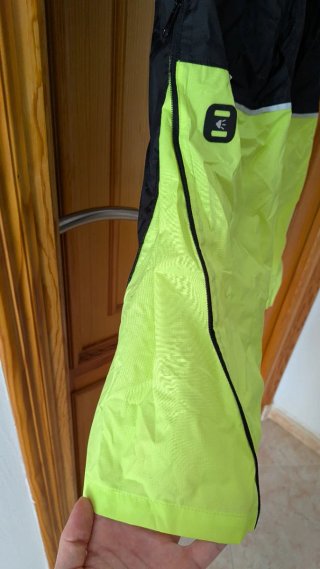Pantalones impermeables negros y verdes