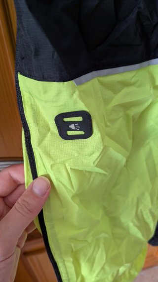 Pantalones impermeables negros y verdes