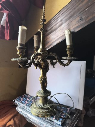 Antiguo candelabro de bronce con figura