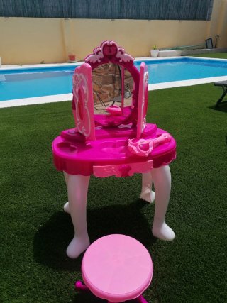 Tocador infantil rosa con espejo y taburete