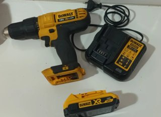 Taladro a batería DeWalt 18V con cargador