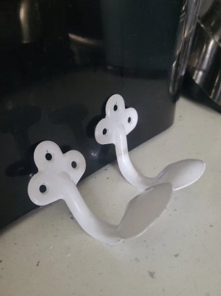 Percha blanca de metal