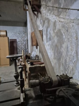 Torno antiguo de madera