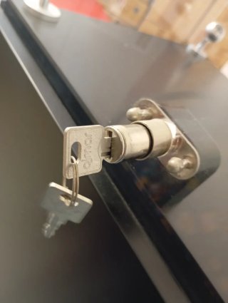 Vitrina Torre con Llave