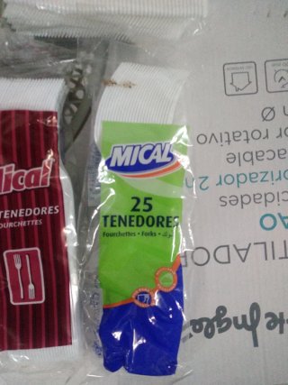 300 Tenedores de Plástico Mical y 125 picos.