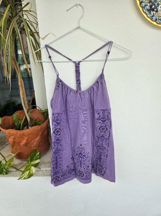 Camiseta tirantes lila estampada con flores