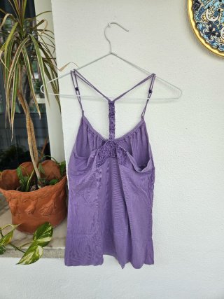Camiseta tirantes lila estampada con flores